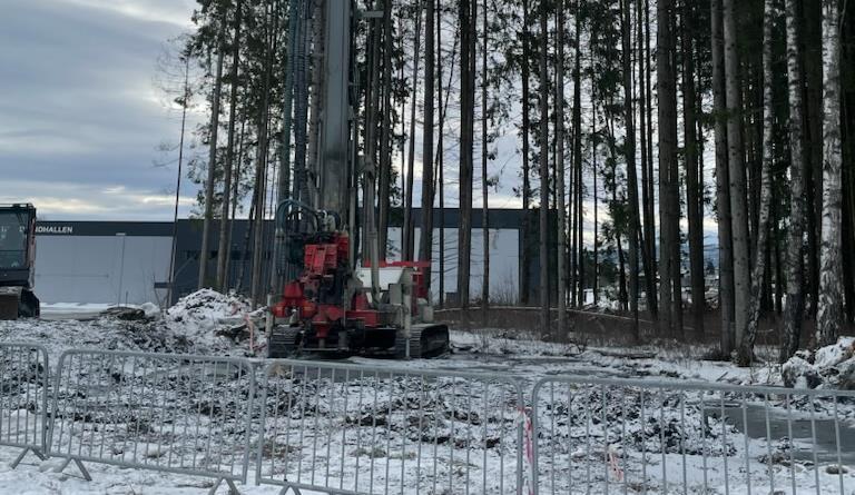 Borerigg til energibrønn, Loesmoen - Klikk for stort bilde